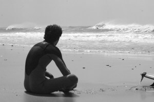 Ariza mirando el mar